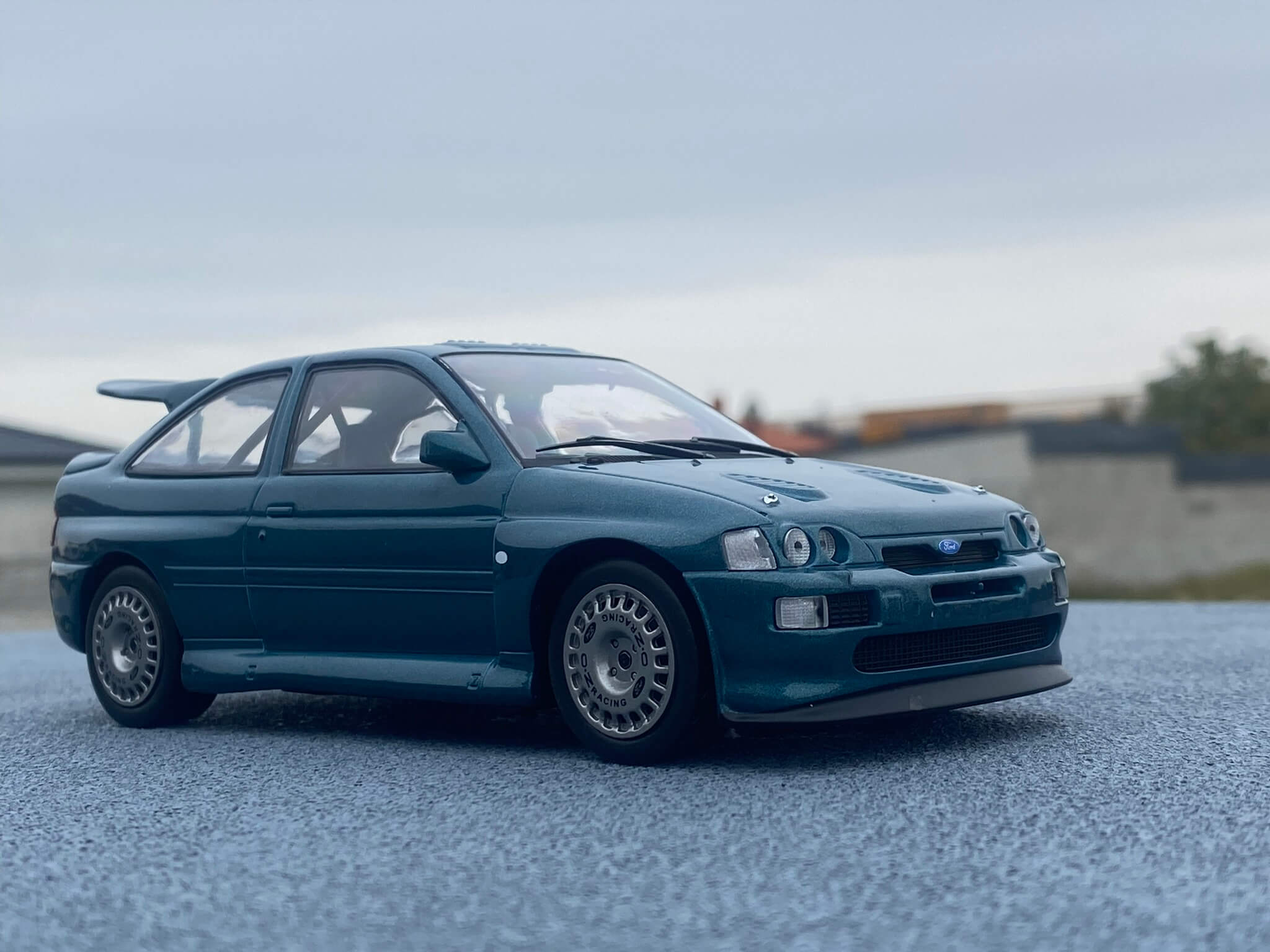 Model auta Ford Escort RS Cosworth, metalická-zelená, 1993. Mierka 1:24. - Automodelle - váš zberateľský obchod