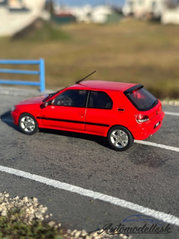 Model auta Peugeot 306 GTI S16, červená, 2002.