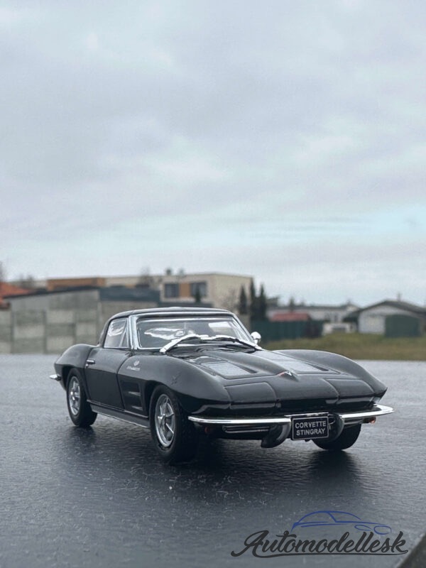 Model auta Chevrolet Corvette Stingray, čierna, 1963