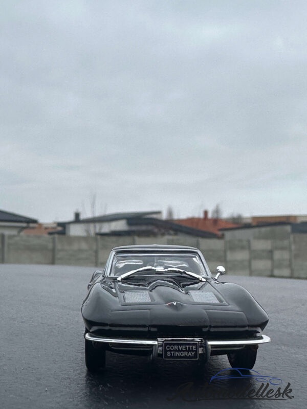 Model auta Chevrolet Corvette Stingray, čierna, 1963