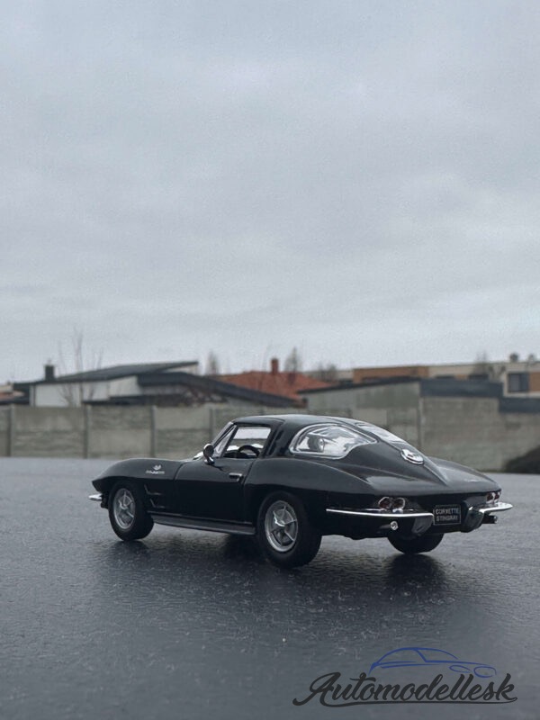 Model auta Chevrolet Corvette Stingray, čierna, 1963