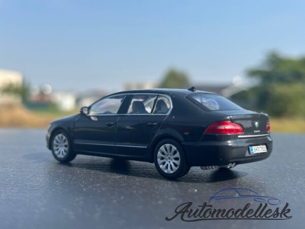 Model auta Škoda Superb II, čierna