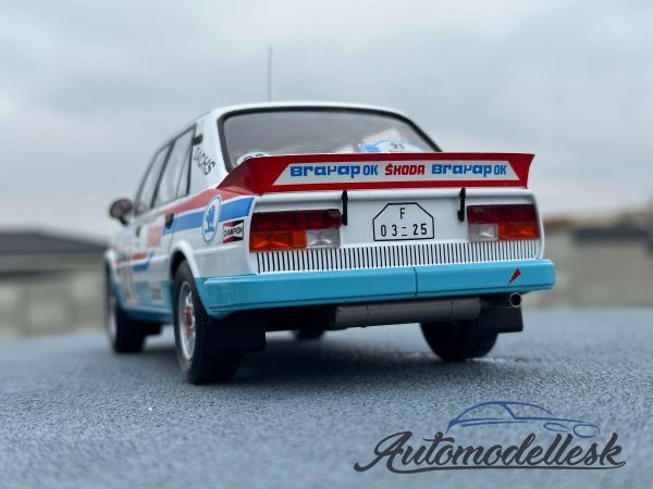 Model auta rally Škoda 130 LR