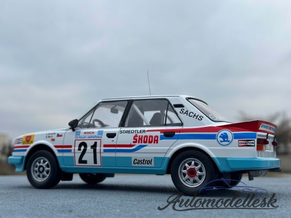 Model auta rally Škoda 130 LR