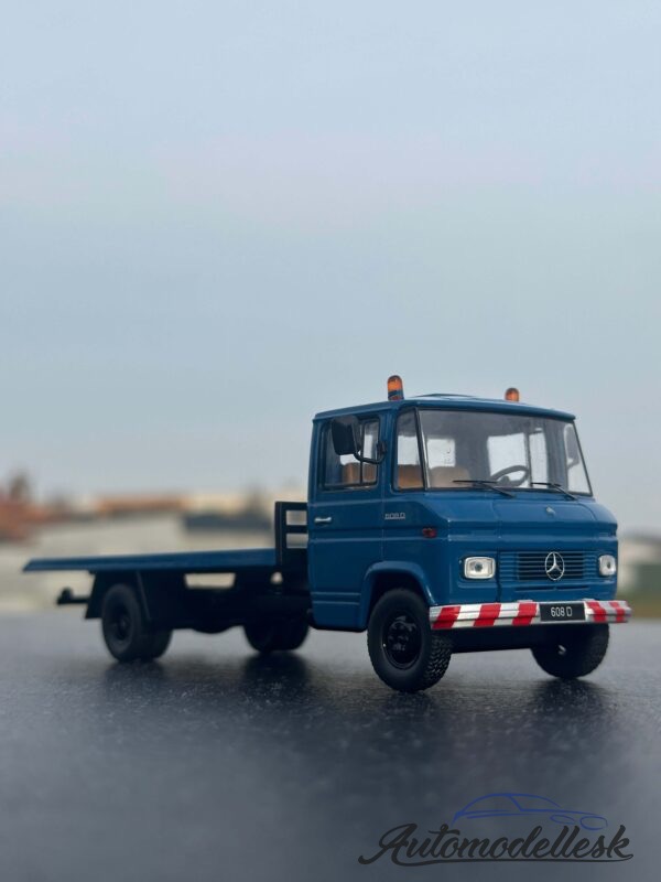 Model auta Mercedes L 608 D, modrá 1980