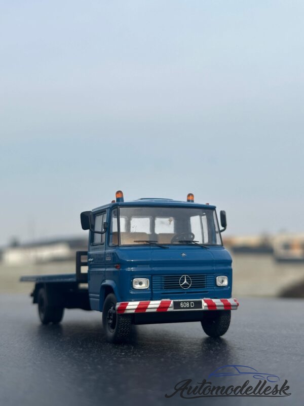 Model auta Mercedes L 608 D, modrá 1980