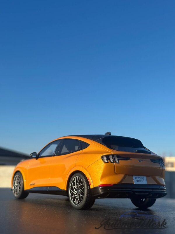 Model auta FORD MUSTANG MACH-E GT PERFORMANCE CYBER ORANGE 2021